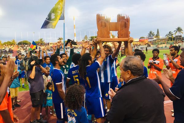 Football : finale de la coupe de Calédonie, 31 octobre 2020, trophée souevnir