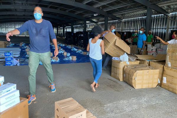 Distribution matériel médical aux professionnels de santé par le Collectif des citoyens de Mayotte