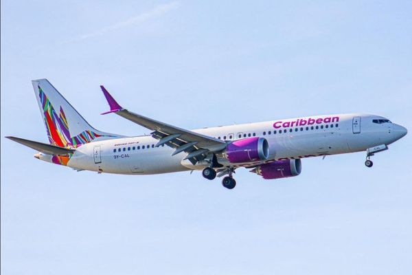 Appareil de la compagnie aérienne Caribbean Airlines en plein vol.