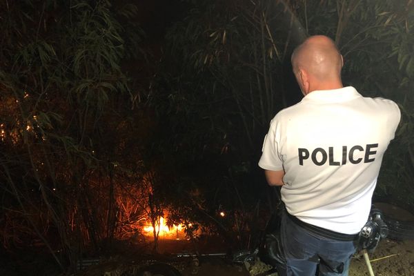 Important feu de végétation à Saint-François