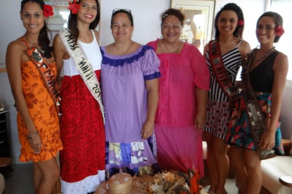 Miss Tahiti et ses dauphines en visite à Polynésie 1ère - 22 07 2015