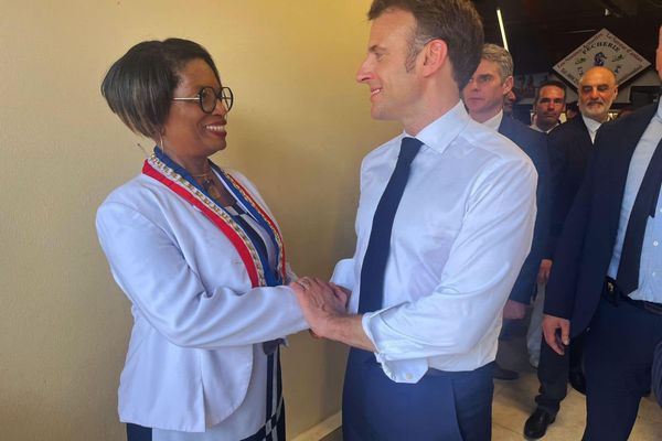 Sandra Trochimara, maire de Cayenne et le Président de la République Emmanuel Macron le 25 mars