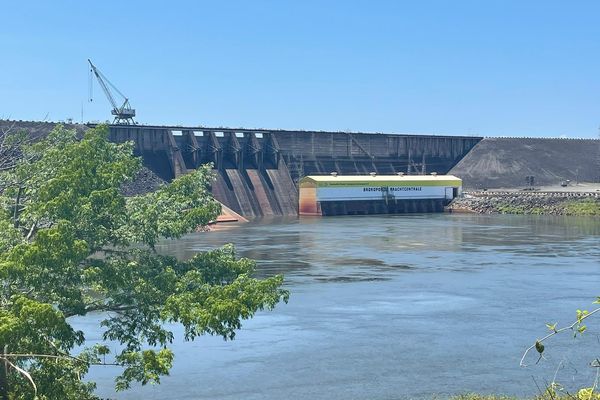 Le barrage hydro-électrique de Brokopondo