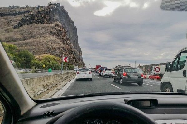 accident embouteillages bouchons route du littoral grande chaloupe  061020