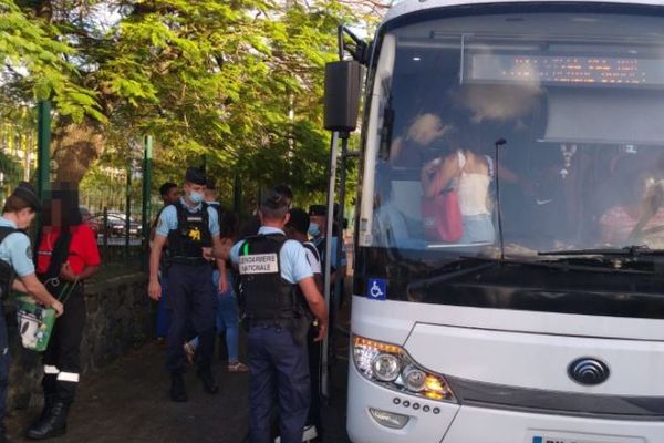 Nouvelle opération de contrôle devant le lycée Patu de Rosemont à Saint-Benoît