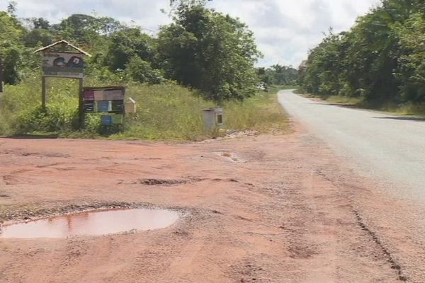 Carrefour Charvein dans l'ouest guyanais où se mettent les auto stoppeurs