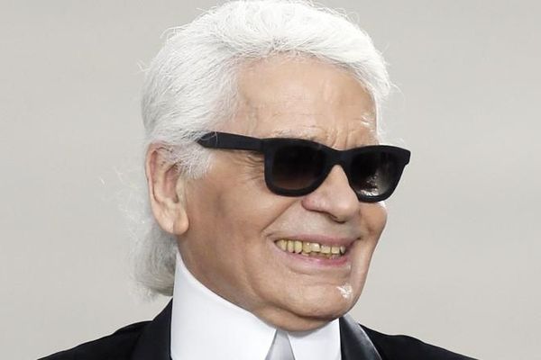 Le couturier allemand Karl Lagerfeld lors d'un défilé Chanel, à Paris, le 1er octobre 2013.