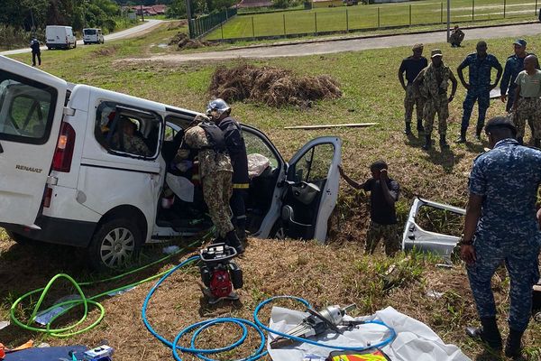 Quatre blessés ont été transportés au Centre hospitalier de Kourou et deux autres vers le Centre hosptialier de l'Ouest guyanais à Saint-Laurent du Maroni