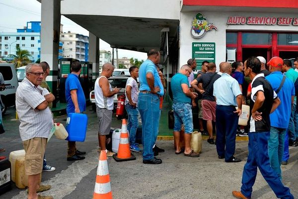 Longes files d'attente devant les stations-service à Cuba.