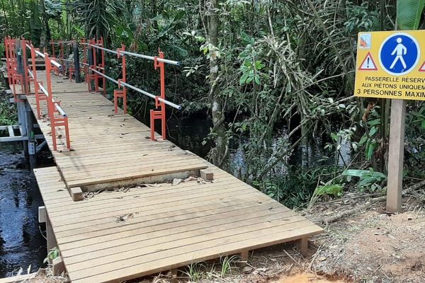 La passerelle mise place pour les riverains sur la crique Eskol