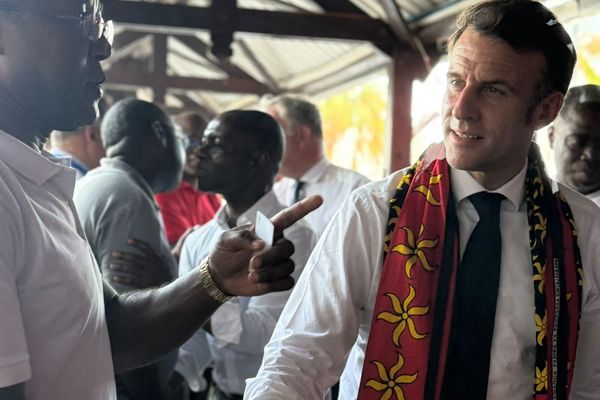 Emmanuel Macron lors de la première journée de son déplacement à Mayotte pour gérer l'après-Chido