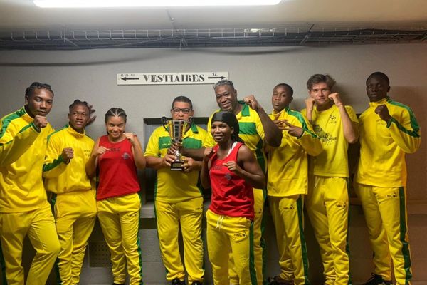 La délégation guyanaise de boxe anglaise avec son 1er trophée remporté lors de la compétition interrégionale du Centre-Val de Loire.