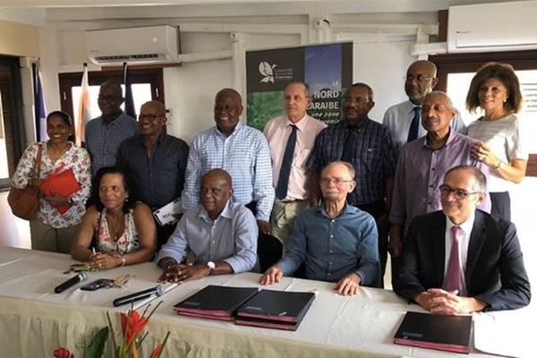 Le président du conseil exécutif et les 8 maires du nord-caraïbe, viennent de signer la convention de territoire qui permettra entre autres de désenclaver la zone (3 décembre 2018).