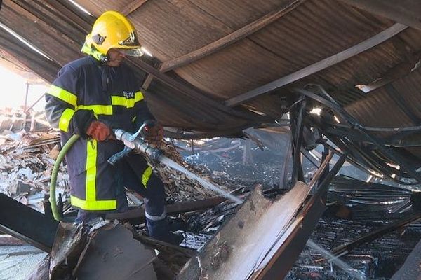 Un homme a été tué et quatorze personnes, dont douze pompiers, blessés dans l’incendie d’un entrepôt à Cambaie