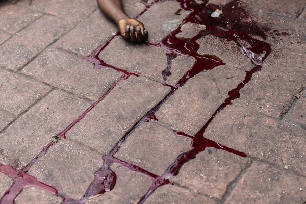 Le corps d'un homme abattu repose dans une mare de sang dans le quartier de Pétion-Ville, à Port-au-Prince (Haïti) - 03/05/2024.