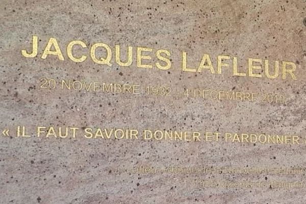 Recueillement au cimetière