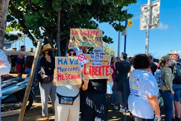 demonstration of coronavirus at anti-sanitary pass Saint-Pierre 310721