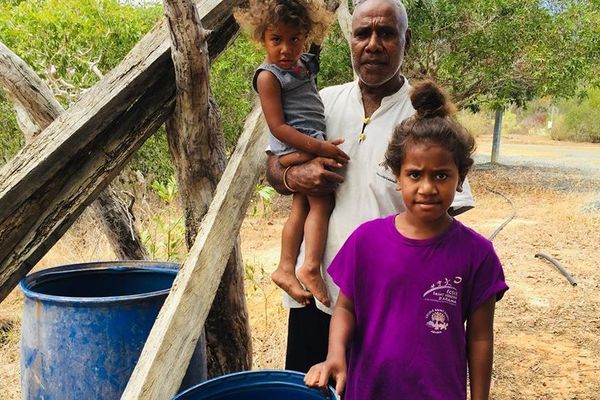 Une famille d'Arama, à Poum, confrontée aux problèmes d'eau en novembre 2019.