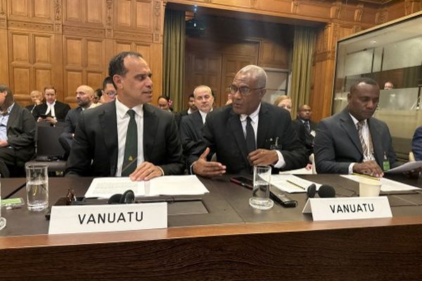 Ralph Regenvanu (à gauche), envoyé spécial du Vanuatu pour le changement climatique et l'environnement, Arnold Kiel Loughman (au centre), procureur général du Vanuatu et Ilan Kiloe, conseiller juridique du groupe Fer de lance mélanésien à la Cour internationale de Justice à La Haye, aux Pays-Bas, le 2 décembre 2024.