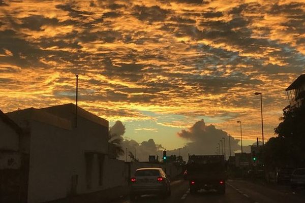 Ciel sur Saint-Denis le matin du 30 mars 2017