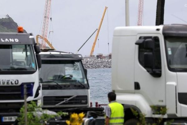 Les transporteurs devant le chantier de la Nouvelle Route du Littoral. (Photo d'illustration)