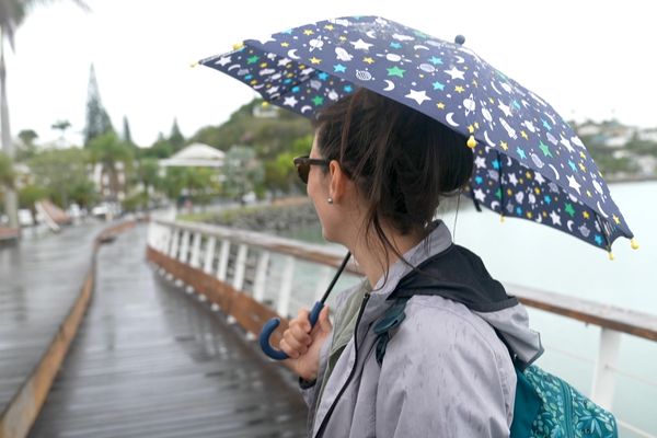 Parapluie de rigueur, vu les conditions météo en Calédonie.