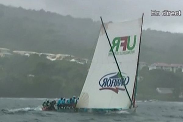 Les robertins d'Ufr/Chanflor gagnent la 5e étape du tour de Martinique des yoles, à Saint-Pierre (5 août 2016).