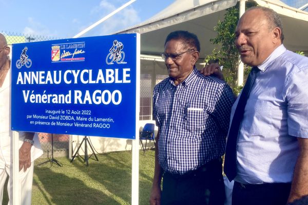 Dévoilement de la plaque de l'anneau cyclable du Lamentin, en présence de Vénérand Ragoo (au centre) et du maire David Zobda à droite.