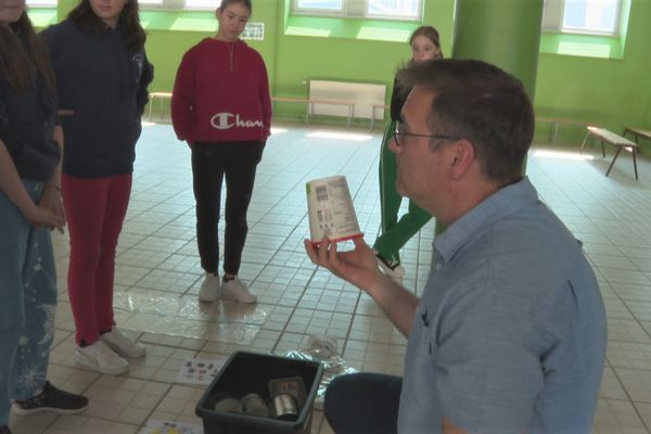 Le tri des déchets expliqué aux élèves de 6ème du Lycée Émile Letournel à Saint-Pierre.
