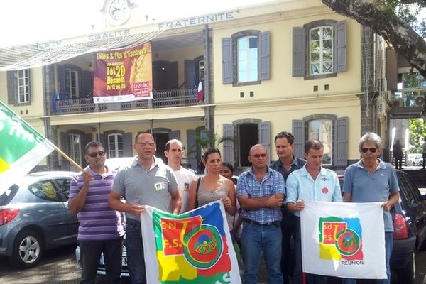 Rassemblement du SDU-CLIAS FSU devant la mairie de Saint-André