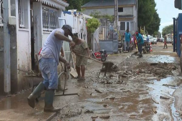 Nettoyage des rues à Rivière des Pères pendant la visite ministérielle