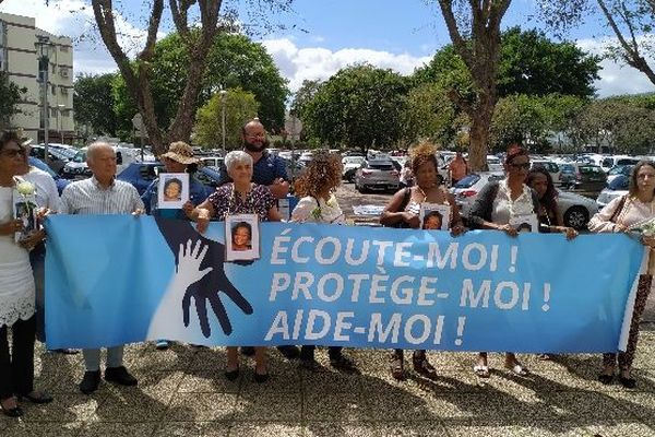 Manifestation des proches d'Elianna et de l'association EPA devant le tribunal de Saint-Denis