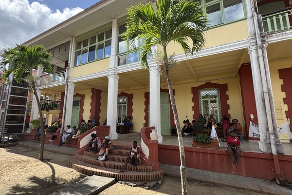 La mairie de Saint-Laurent-du-Maroni, envahie par les grévistes, devient le centre névralgique du mouvement social.