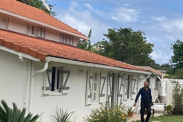 Le neuro-psychologue Gregory Lapu devant la Maison pour seniors à Sainte-Marie.