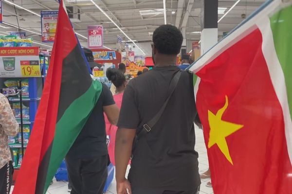 Des militants et citoyens mobilisés contre la vie chère ce dimanche dans l'hypermarché de l'enseigne carrefour à Destreland 01/09/24