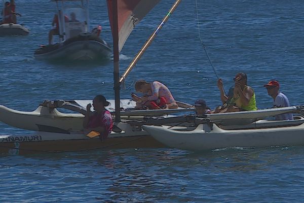 Les enfants porteurs d'un handicap lourd embarquent sur une pirogue à voile.