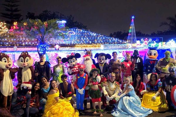 Une incroyable parade de Noël sur le thème de Disney.