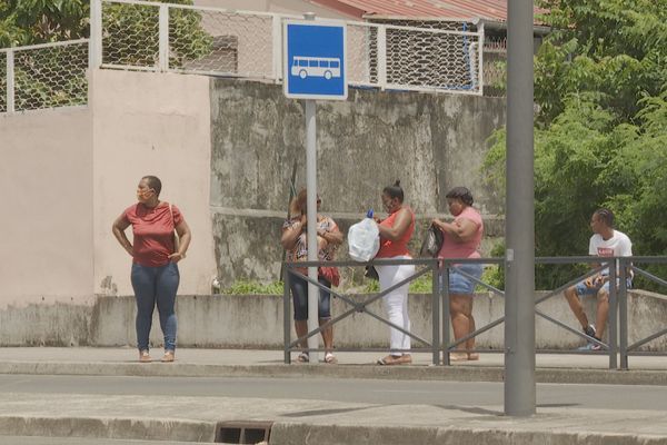 Usagers espérant l'arrivée d'un moyen de transport dans les villes du centre.