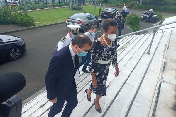 Sébastien Lecornu , le ministre des Outre-mer et Huguette Bello, présidente du conseil régional