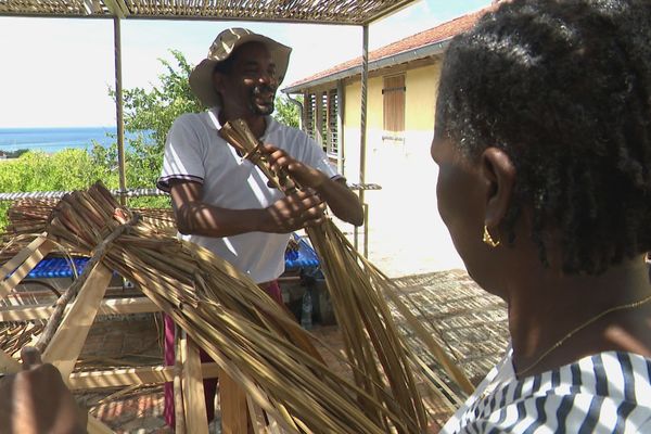 Atelier de fabrication de toits en paille aux Anses d'Arlet.