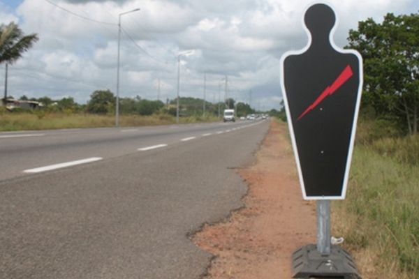 Des silhouettes noires sur les routes de Guyane