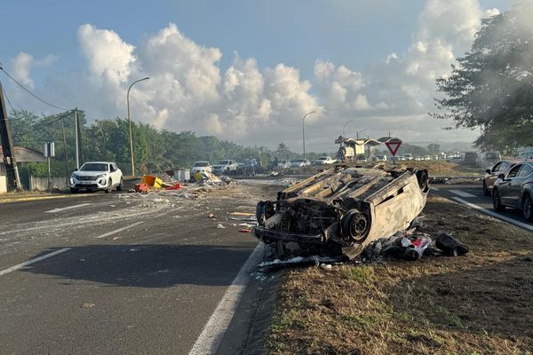 Une voiture calcinée sur le toit à Rivière-Salée.