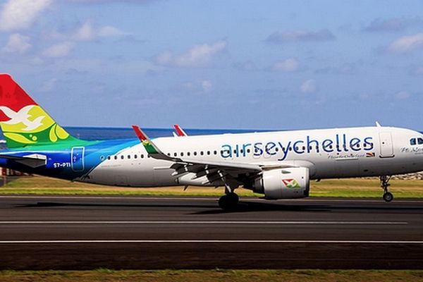 Le vol inaugural d'Air Seychelles s'est posé à l'aéroport Roland-Garros, le lundi 30 décembre 2024. La compagnie seychelloise asurera des rotations avec La Réunion jusqu'au 18 janvier 2025.