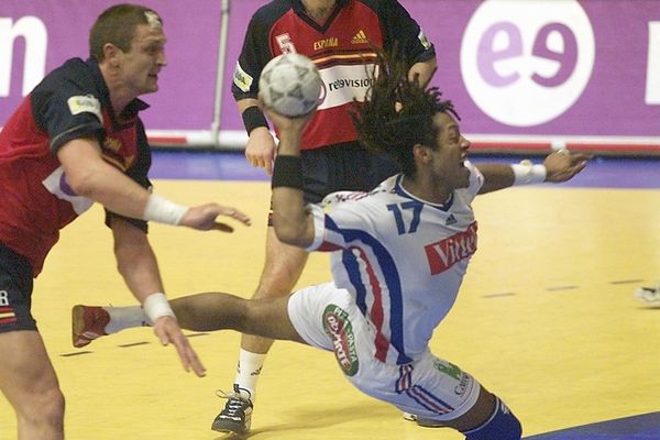 le Français Jackson Richardson échappe à l'Espagnol Andrei Chtchepkine pour tirer au but au cours de la rencontre de classement pour la troisième place du championnat d'Europe des nations de handball.