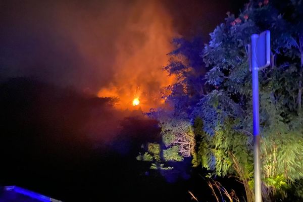 Cette nuit, le feu a progressé sans pour autant atteindre des habitations.