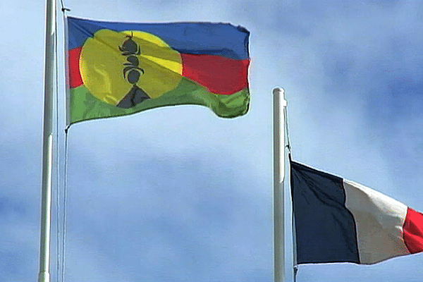 Le drapeau du FLNKS et le drapeau tricolore flottant ensemble sur un bâtiment de Nouvelle-Calédonie