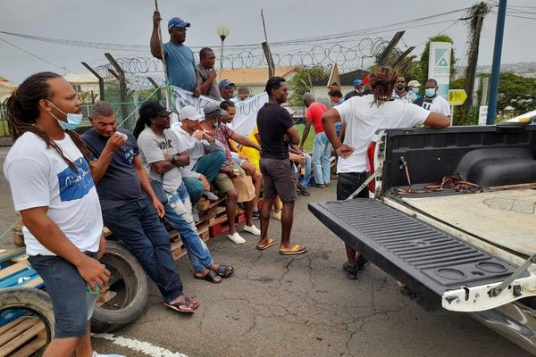 Les pêcheurs bloquent la SARA pour demander le gel du prix du carburant.