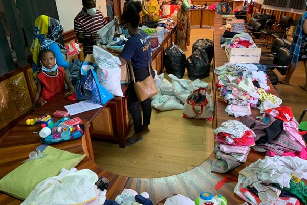 Réception des dons de vêtements, nourriture et fournitures scolaires à Acoua après les inondations