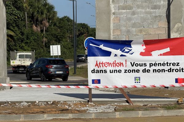 À l’entrée de la ville, près du futur giratoire Hyper-U, une autre banderole avertit : « Attention ! Vous pénétrez dans une zone de non-droit », un message qui témoigne de l’exaspération des habitants face à la situation.