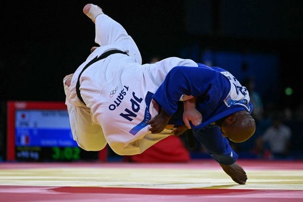 1er ippon de Teddy Riner, ce 3 août 2024, lors da la finale par équipe mixte des JO Paris 2024.